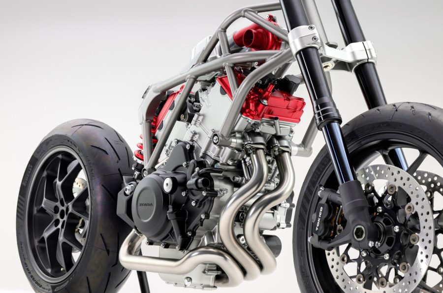 El motor Honda V3 con turbo eléctrico, el primero de su tipo en motos, permite controlar la compresión del aire de admisión de manera independiente a las revoluciones del motor.