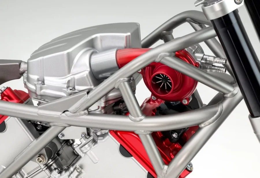 Un aspecto destacado del Honda V3 con turbo eléctrico es su estructura ultracompacta, lograda gracias a la eliminación de la necesidad de un intercooler.