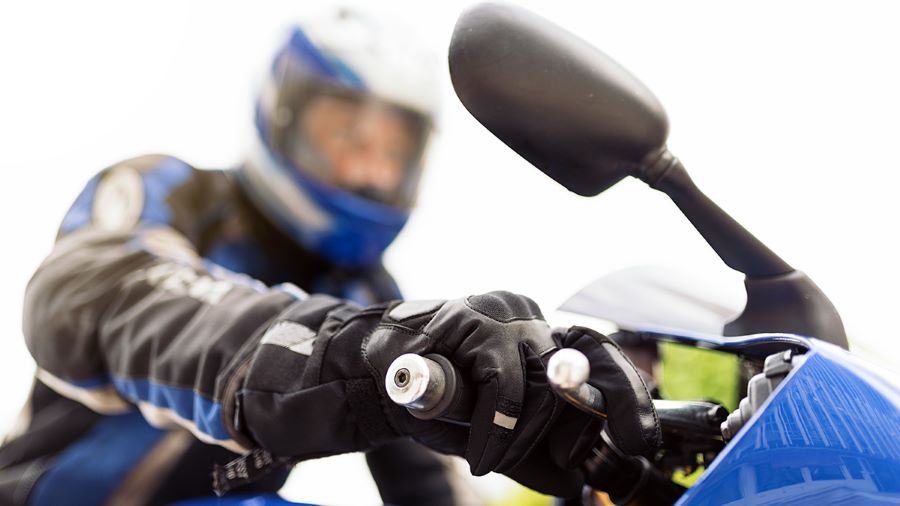 Cómo aprender a manejar una moto de cambios