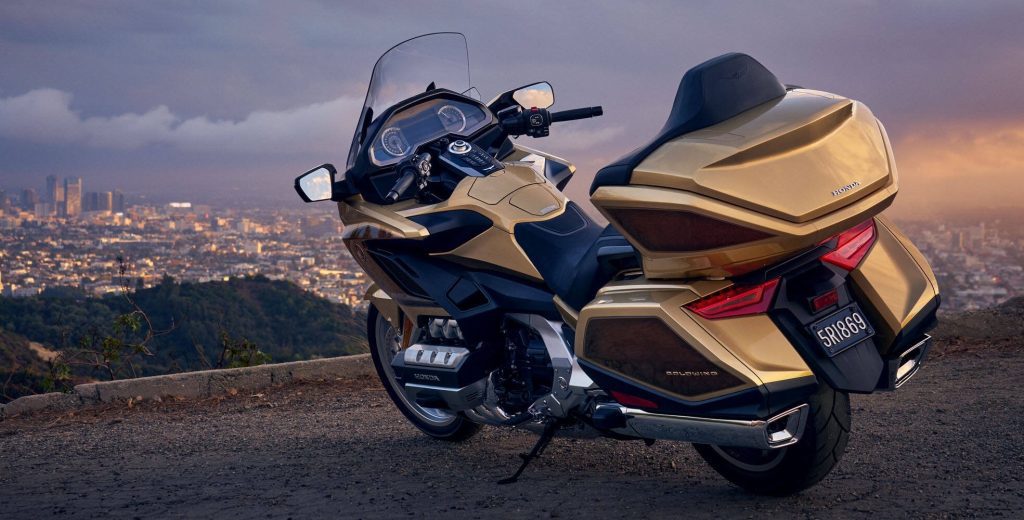 Una Honda Gold Wing al filo de un acantilado