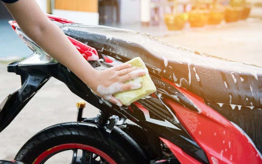 Lista de mantenimiento de una moto: Guía para cuidar tu máquina Lavado a mano de una moto CUB roja