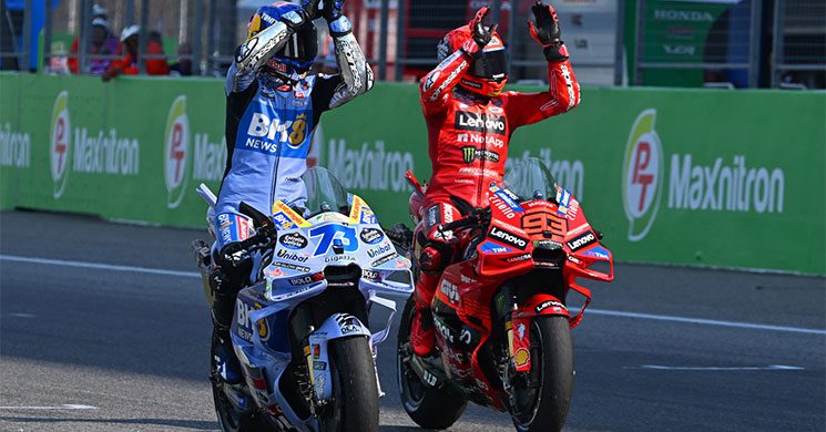 Los Hemnaos Marc y Alex Márquez celebran el uno-dos obtenido en Tailandia.