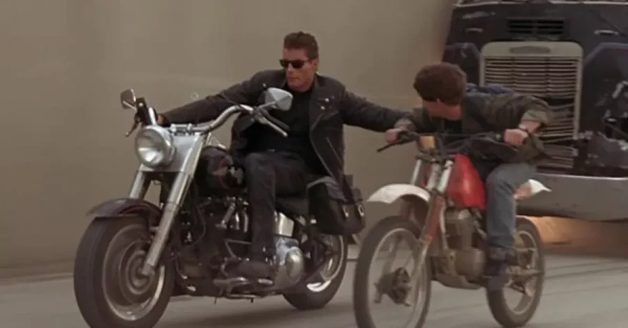 Una Harley-Davidson Fat Boy negra en una escena de Terminator 2