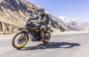 Una moto Royal Enfield Himalaya 450 en plena carretera