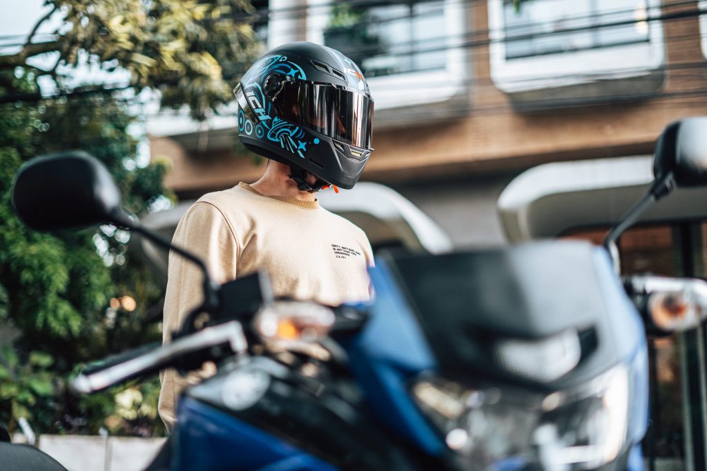 ¿Cuando comprás una moto te tienen que dar el casco?