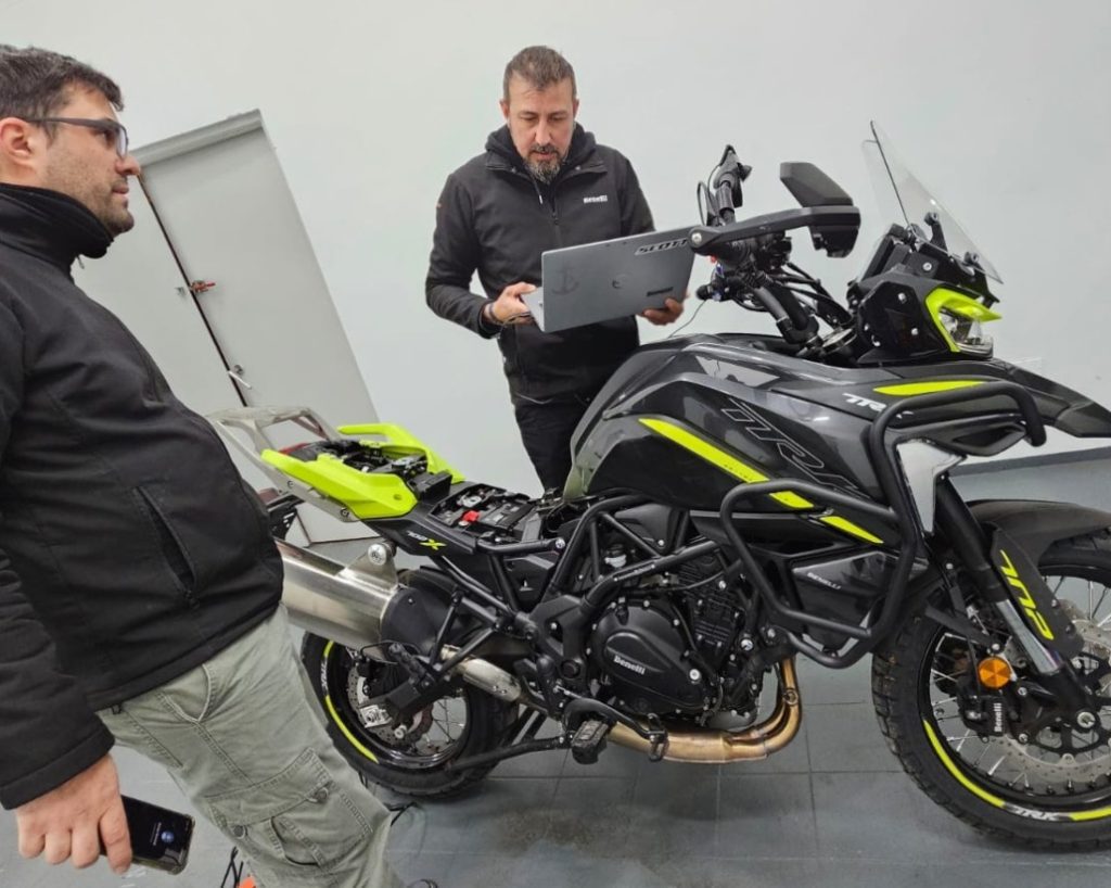 Técnico realiza un cheque a una moto