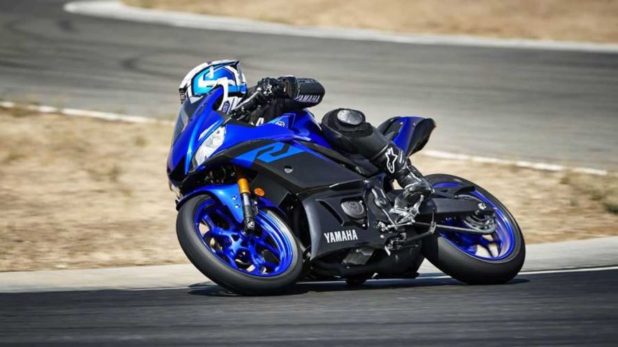 una Yamaha YZF-R3 azul dobla a la recha en un circuito