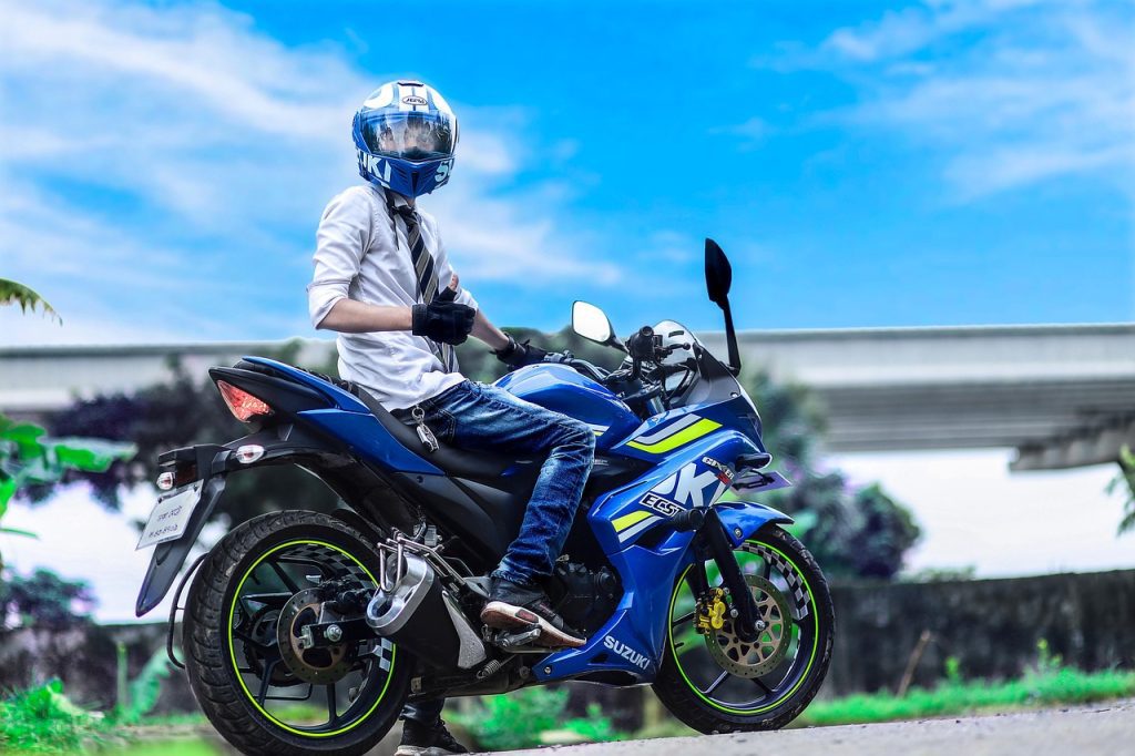 Cómo bajarse de una moto