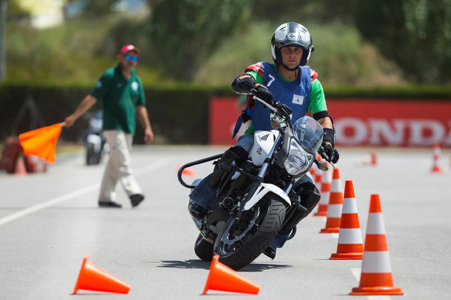 Cómo hacer giros cerrados en moto