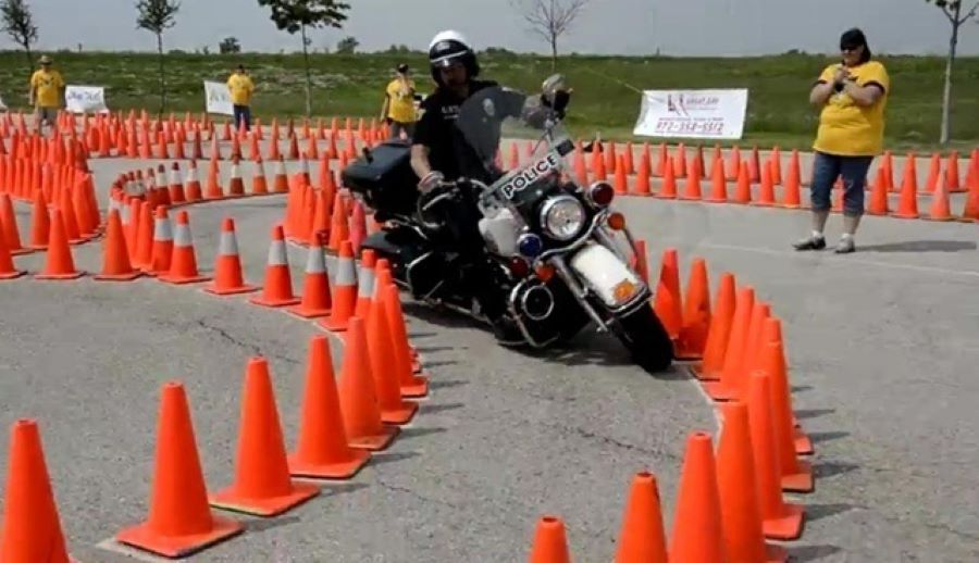 Cómo hacer giros cerrados en moto