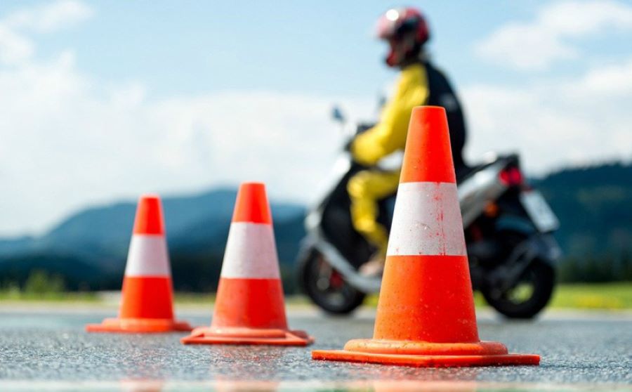 Cómo hacer giros cerrados en moto