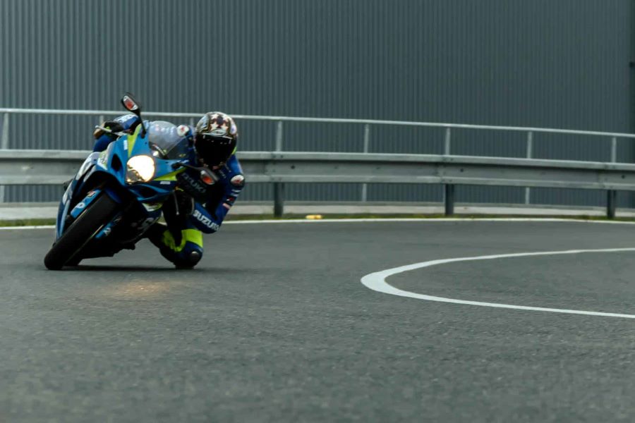 Cómo tocar rodilla en moto