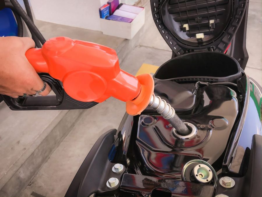 Carga de combustible en una moto