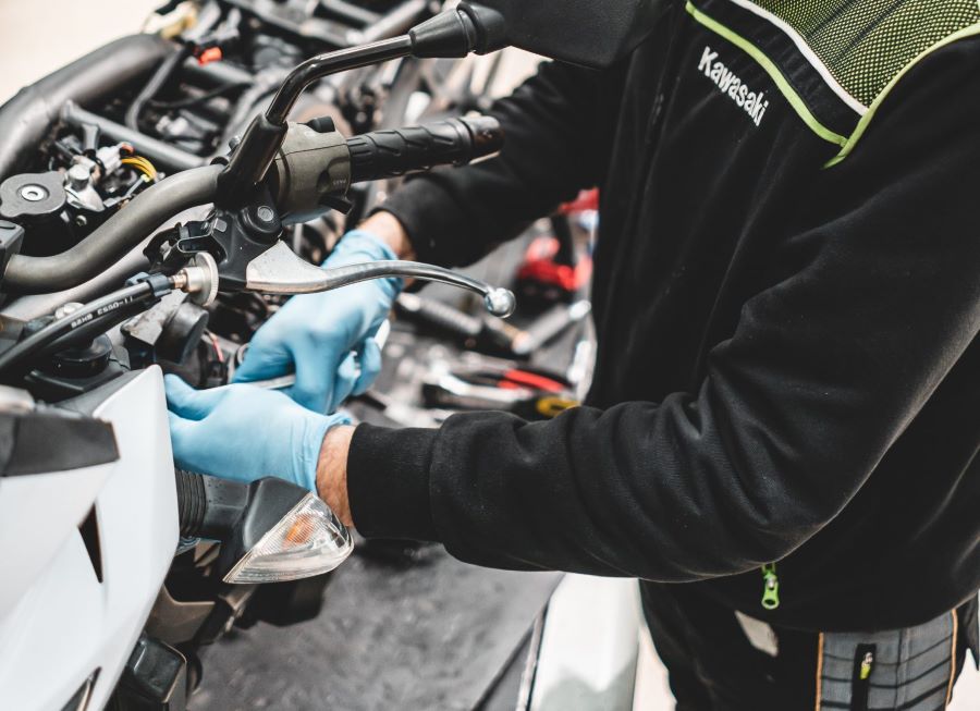 ¿Por qué cuando acelero mi moto se ahoga y se apaga?