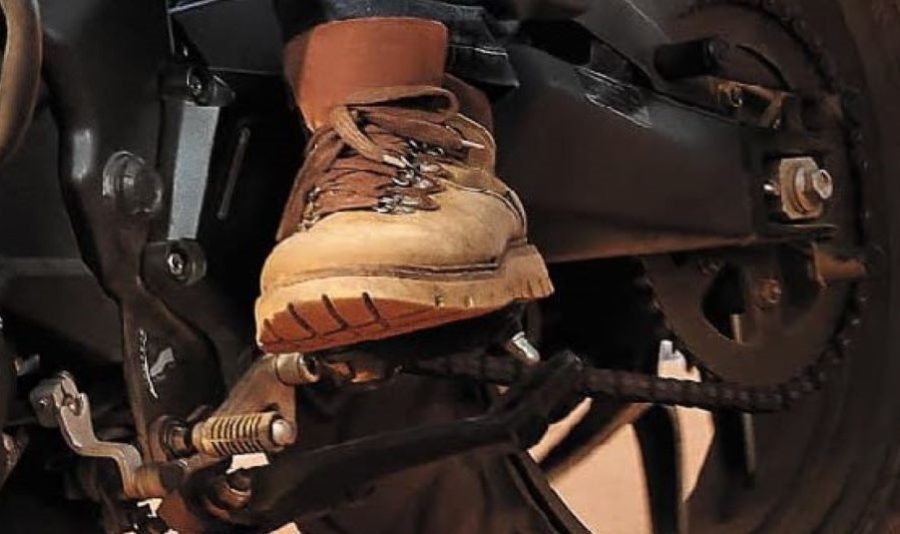 ¿Cómo se cambia de marchas en una moto?