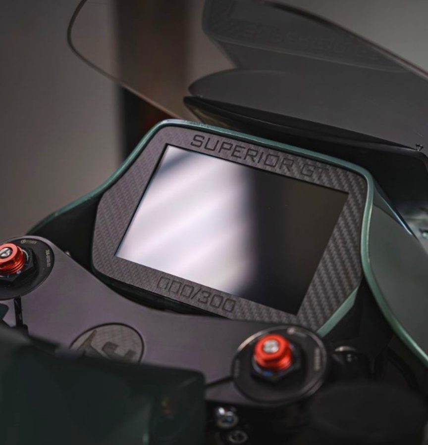 Display TFT de 7 pulgadas sobre base de carbono, compatible con smartphone y con apertura automática del maletero.