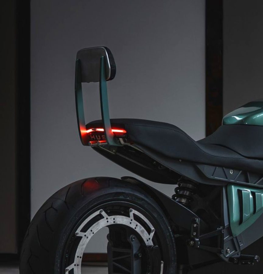 El respaldo trasero para pasajero retráctil, que se disimula bajo el asiento de la moto eléctrica más radical.