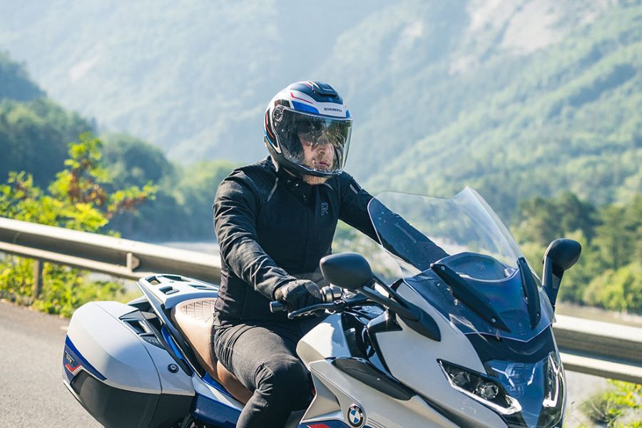 Moto sport touring con piloto usando el casco Schuberth J2