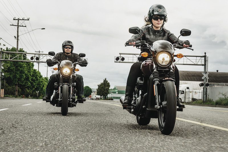Un a mujer y un piloto masculino sobre sendas Harley-Davidson street 500