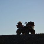 Cruce San Juan-Mendoza en ATV: una travesía invernal extrema La figura oscura de un ATV se recorta entre la tierra y el cielo de la precordillera andina.