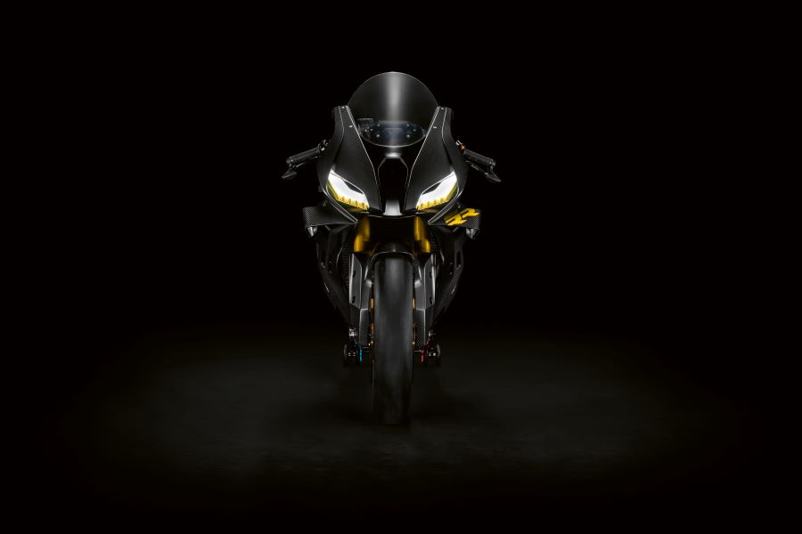 BMW Concept RR frontal con luces encendidas.