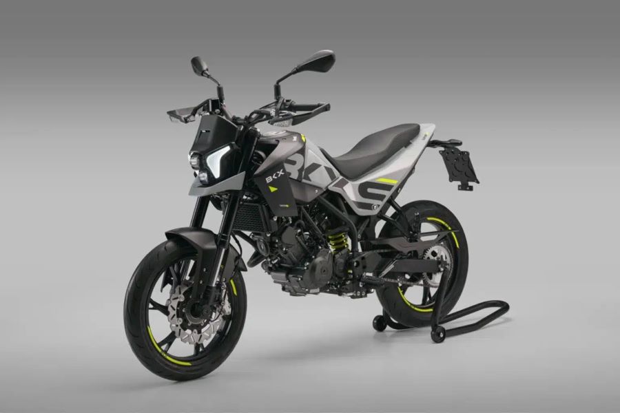 Benelli BKX 125 S gris en posición estática, lateral izquierda y sobre un caballete posterior