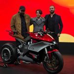 La moto eléctrica más radical del año: Diem Motors X-01 Daniel Kemnitz, Angelo Lussiana y Manvendra Shaktawat, creadores de la Diem Motors X-01, posan junto a la moto eléctrica