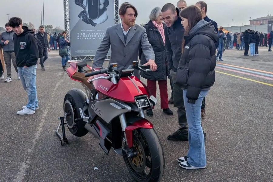 Un ingeniero de Diem Motors explica a visitantes de una muestra las bondades de la X-01
