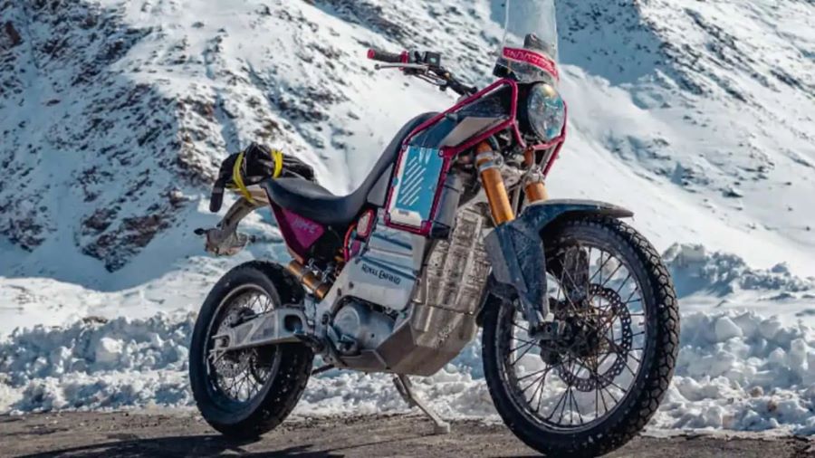 Un prototipo de Royal Enfield Him-E reposa delante de una ladera nevada durante una prueba realizada en India