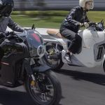 Honda E-VO, la Café Racer eléctrica que llega de China Dos Honda E-VO, una blanca y otra gris, transitan a la par por una calle de China