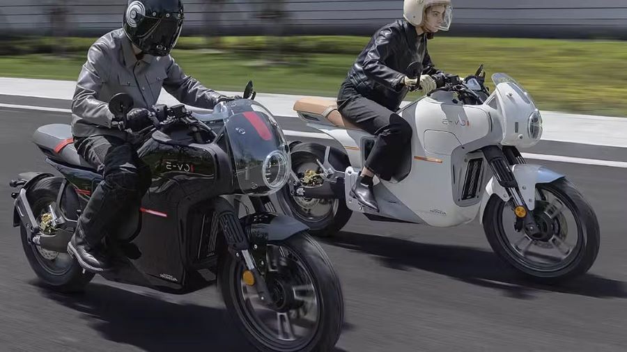 Honda E-VO- accion Dos Honda E-VO, una blanca y otra gris, transitan a la par por una calle de China