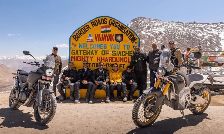 Royal Enfield probó la Himalayan 750 y la eléctrica Him‑E