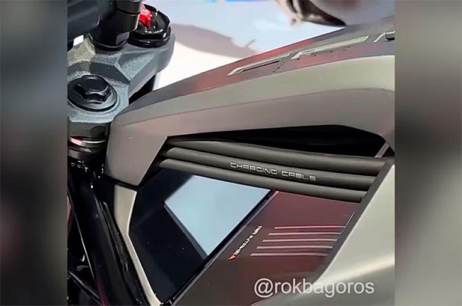 una visión lateral del cableado eléctrico de la E-Duke.