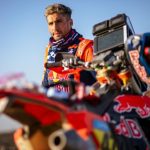 Kevin Benavides cierra un ciclo en dos ruedas y se reinventa En primer plano una KTM dakariana difusa y detrás la figura del piloto Kevin Benavides