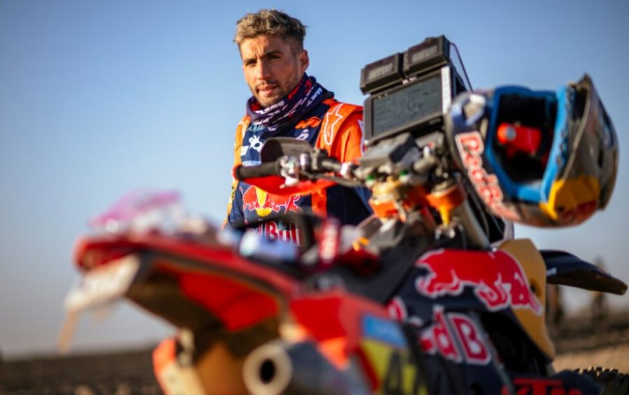 Kevin Benavides artistica En primer plano una KTM dakariana difusa y detrás la figura del piloto Kevin Benavides