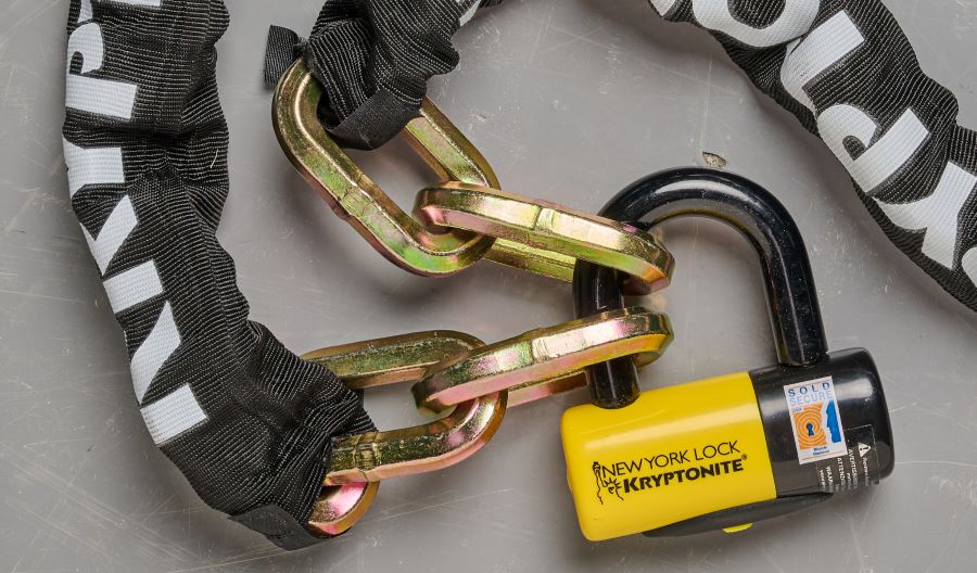 Una fuerte cadena con candado de la marca Kryptonite.