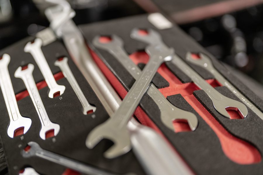 Llaves de distintos tamaños para trabajar sobre la mecánica de una moto.