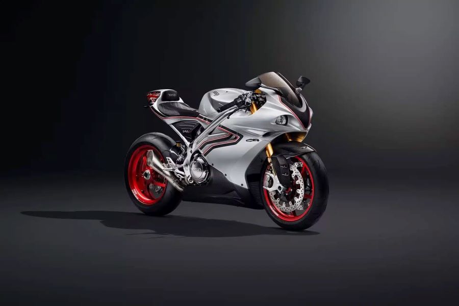 Imagen lateral derecha en perspectiva de una Norton V4SV blanca con llantas rojas.