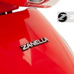 Zanella actualiza identidad de marca sin perder su esencia Imagen parcial de la parte frontal de un scooter Zanella rojo, donde se ve el nuevo logotipo. A un costado, el istotipo completo.