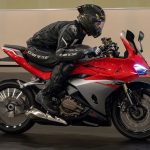 QJMotor lidera las motos chinas deportivas automáticas Una moto deportiva china QJMotor SRK500 RA es lanzada a toda velocidad por un piloto con mono negro