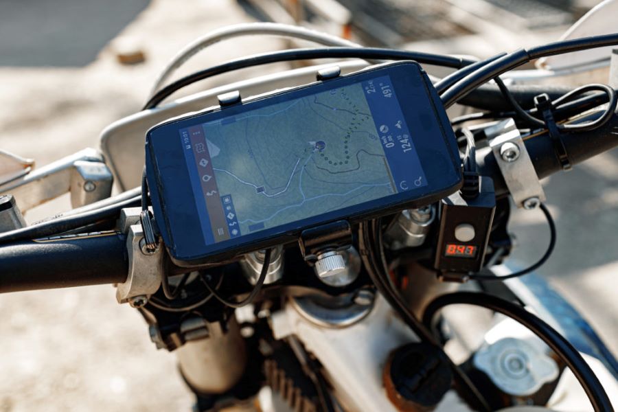 Un celular colocado en un soporte de moto muestra el sistema de rastreo por GPS