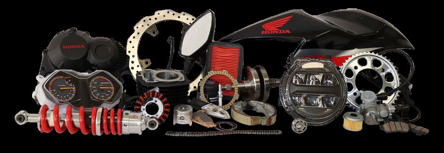 distintos repuestos y accesorios para motos dispuestos para una fotografía publicitaria.