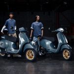 Vespa GTV Officina 8: espíritu artesanal y herencia deportiva Modelos de ambos sexos a los costados de sendos Vespas Officina 8 vestidos con la ropa técnica temática que acompaña al producto
