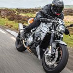 Norton por TVS: con ADN británico e ingeniería india Una Norton V4CR se desplaza en solitario y a toda velocidad en una ruta campestre