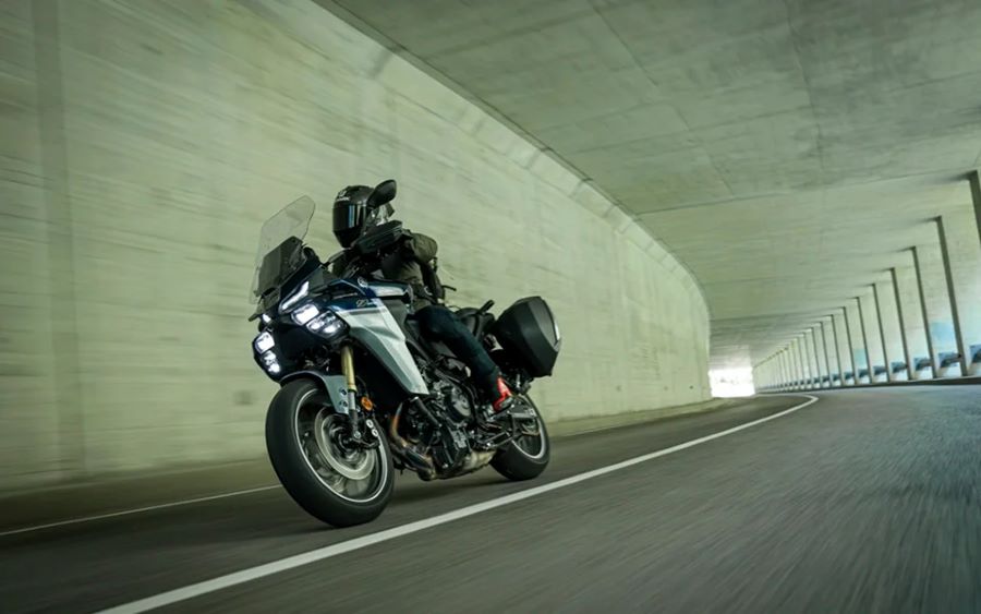 Una Yamaha Tracer 9 GT+ se desplaza con las luces Matrix LED encendidas por el interior de un túnel carretero