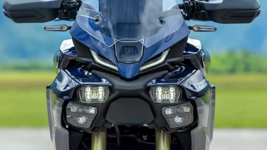 frontal de una moto Sport Touring Yamaha Tracer 9 GT+ en la que se destacan las nuevas Luces Matrix LED 