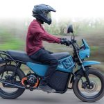 La ZENO EMARA resigna estética por practicidad Un usuario transita a bordo de una ZENO EMARA por una ruta en una zona rural.