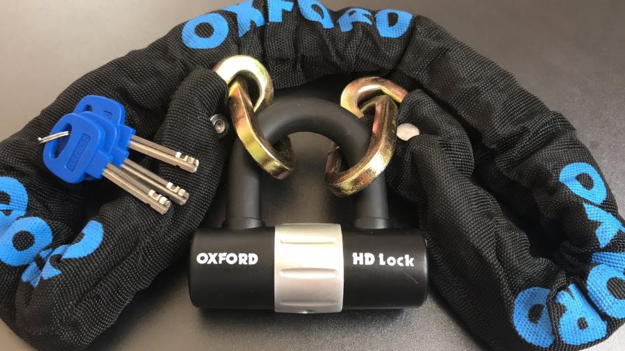 Una cadena reforzada marca Oxford con su respectivo candado.