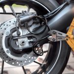 Una pinza a punto de cortar una linga para moto muy fina