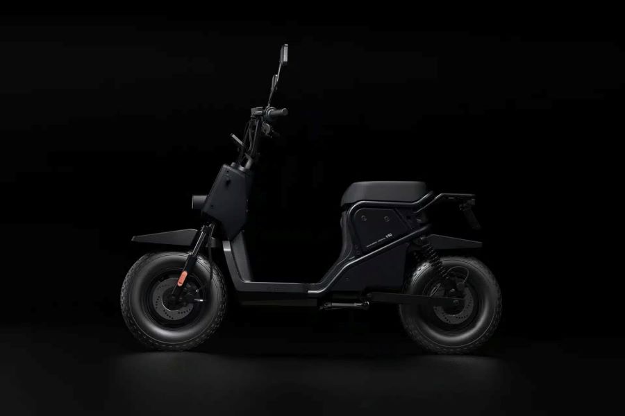 Un modelo epa-1 negro delante de un fondo también oscuro